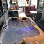 بيت للعطل L Arret De Bus Insolite & Spa *